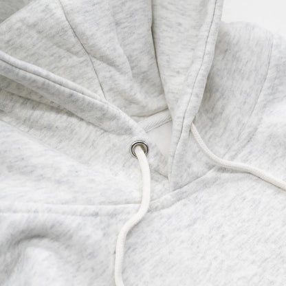 NORTH SKATE MAG(ノーススケートマグ)のフロントにデザインが刺繍で入る肉厚なパーカー「FILM CLUB HOODIE」のASHカラーの襟元の写真