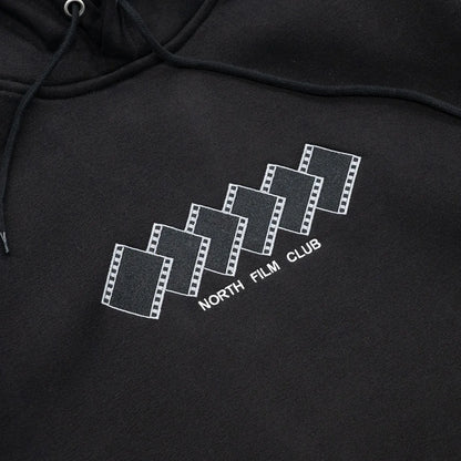 NORTH SKATE MAG(ノーススケートマグ)のフロントにデザインが刺繍で入る肉厚なパーカー「FILM CLUB HOODIE」のBLACKカラーの正面デザインの写真