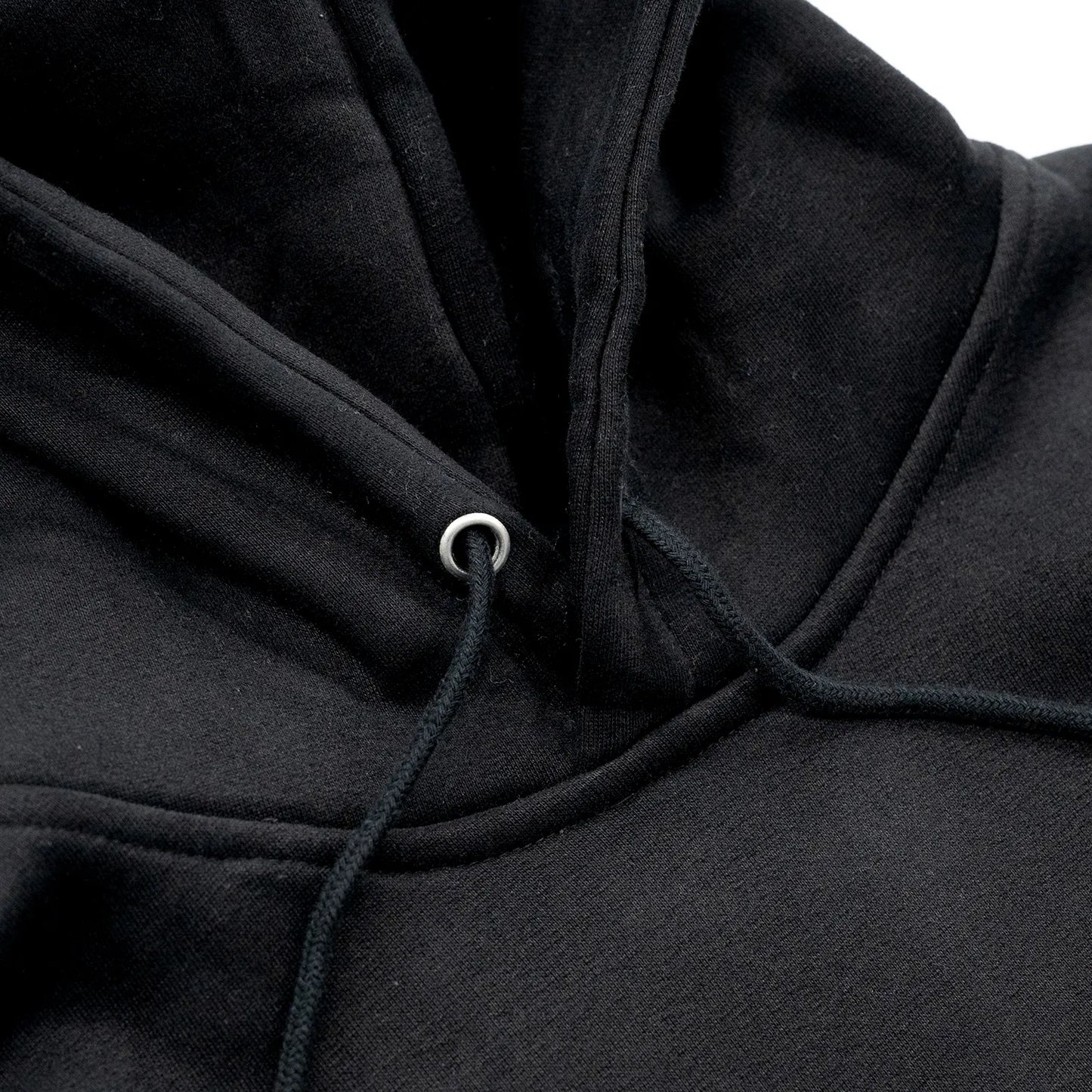 NORTH SKATE MAG(ノーススケートマグ)のフロントにデザインが刺繍で入る肉厚なパーカー「FILM CLUB HOODIE」のBLACKカラーの襟元の写真