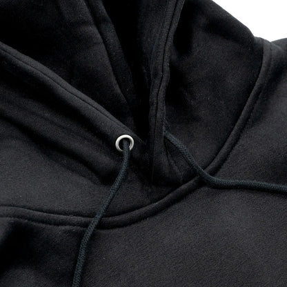 NORTH SKATE MAG(ノーススケートマグ)のフロントにデザインが刺繍で入る肉厚なパーカー「FILM CLUB HOODIE」のBLACKカラーの襟元の写真