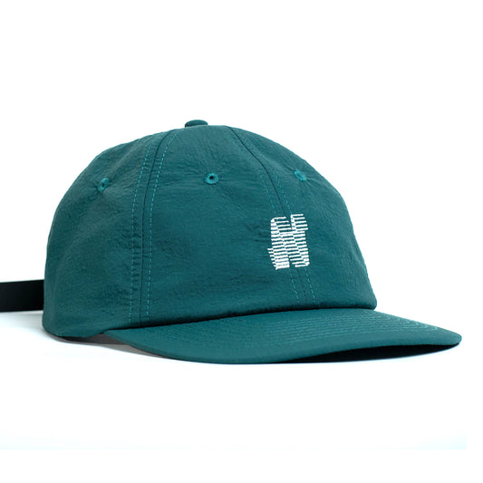NORTH SKATE MAG(ノーススケートマグ)のリップストップナイロン性の6パネルキャップ「N LOGO CAP」のDARK GREENカラーの斜め右正面からの写真