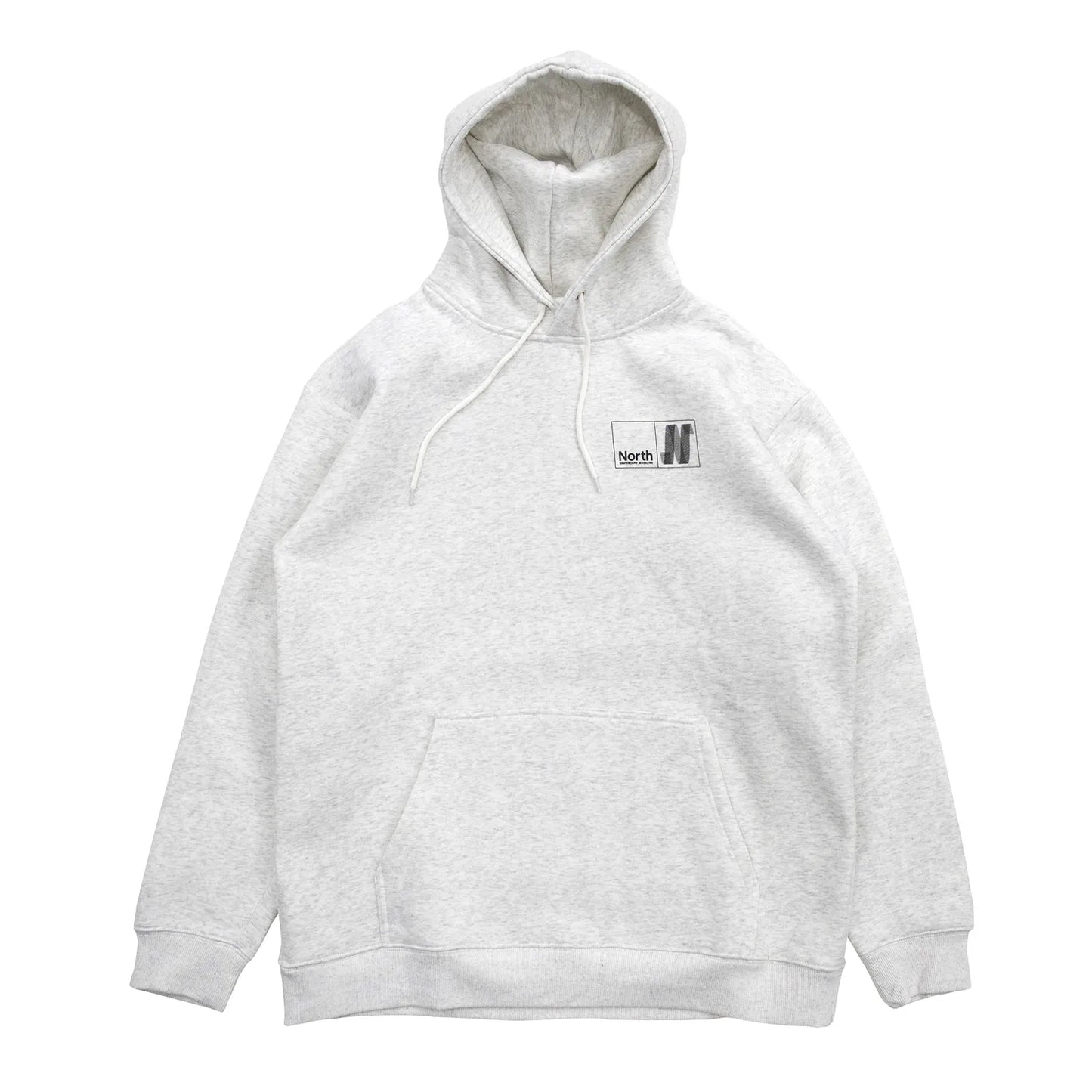 NORTH SKATE MAG(ノーススケートマグ)のバック大きく、フロント左胸にワンポイントでデザインがプリントされた肉厚なパーカー「N LOGO HOODIE」のASHカラーの正面デザインの写真