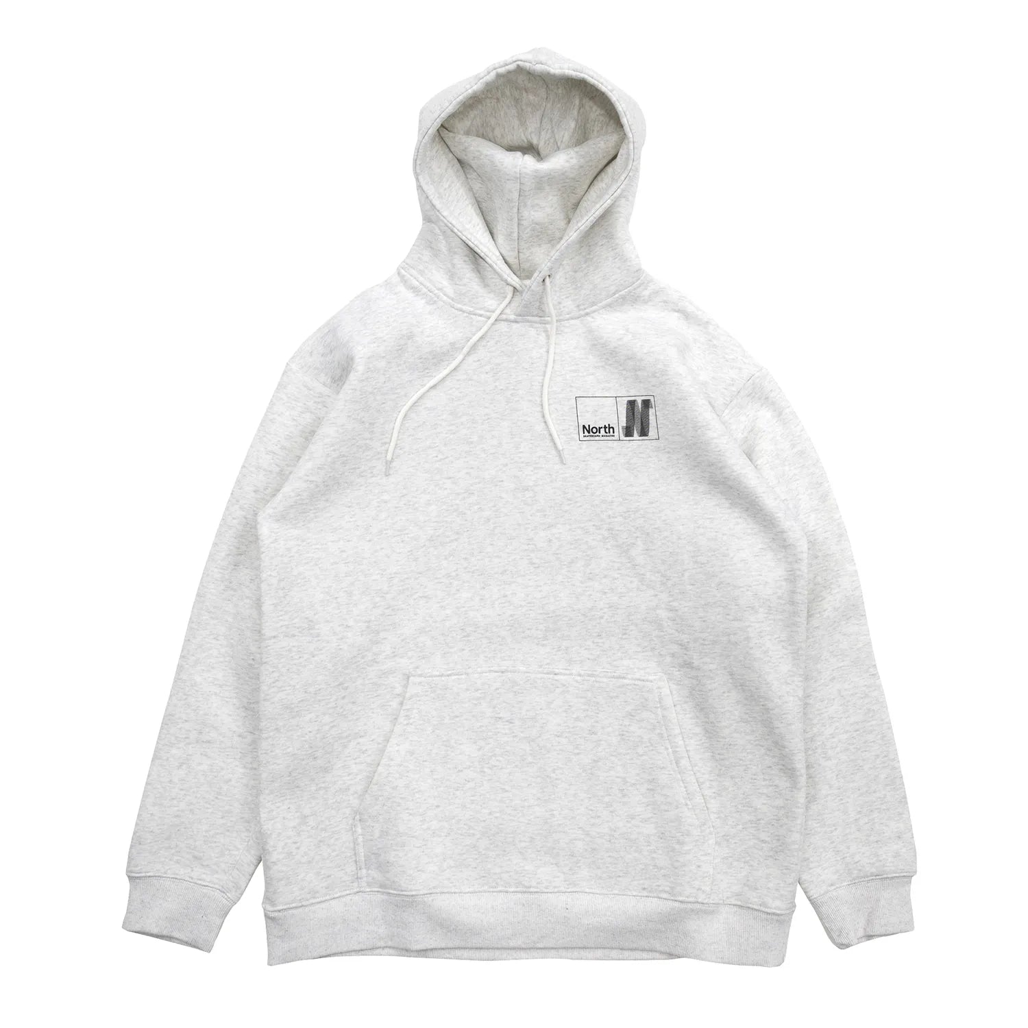 NORTH SKATE MAG(ノーススケートマグ)のバック大きく、フロント左胸にワンポイントでデザインがプリントされた肉厚なパーカー「N LOGO HOODIE」のASHカラーの正面デザインの写真