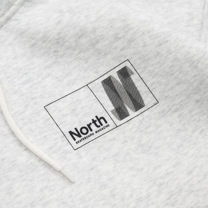 NORTH SKATE MAG(ノーススケートマグ)のバック大きく、フロント左胸にワンポイントでデザインがプリントされた肉厚なパーカー「N LOGO HOODIE」のASHカラーの襟元の写真