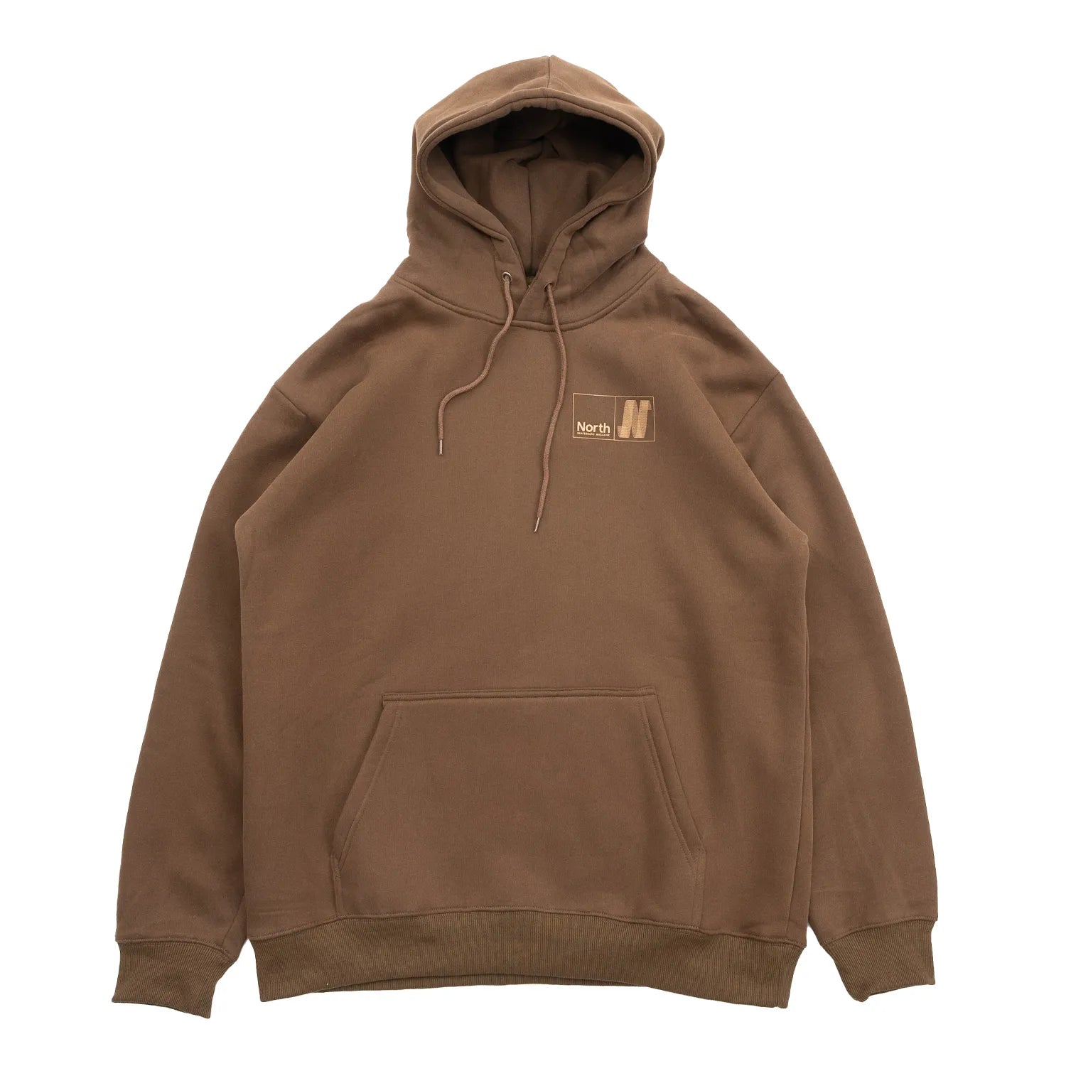 NORTH SKATE MAG(ノーススケートマグ)のバック大きく、フロント左胸にワンポイントでデザインがプリントされた肉厚なパーカー「N LOGO HOODIE」のBROWNカラーの正面デザインの写真