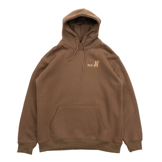 NORTH SKATE MAG(ノーススケートマグ)のバック大きく、フロント左胸にワンポイントでデザインがプリントされた肉厚なパーカー「N LOGO HOODIE」のBROWNカラーの正面デザインの写真