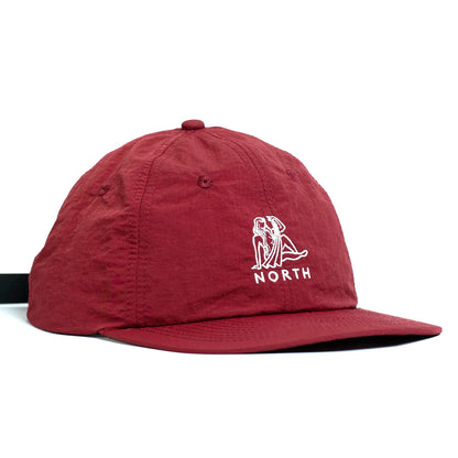 NORTH SKATE MAG(ノーススケートマグ)のリップストップナイロン性の6パネルキャップ「ZODIAC RIPSTOP CAP」のBURGUNDYカラーの斜め右正面からの写真