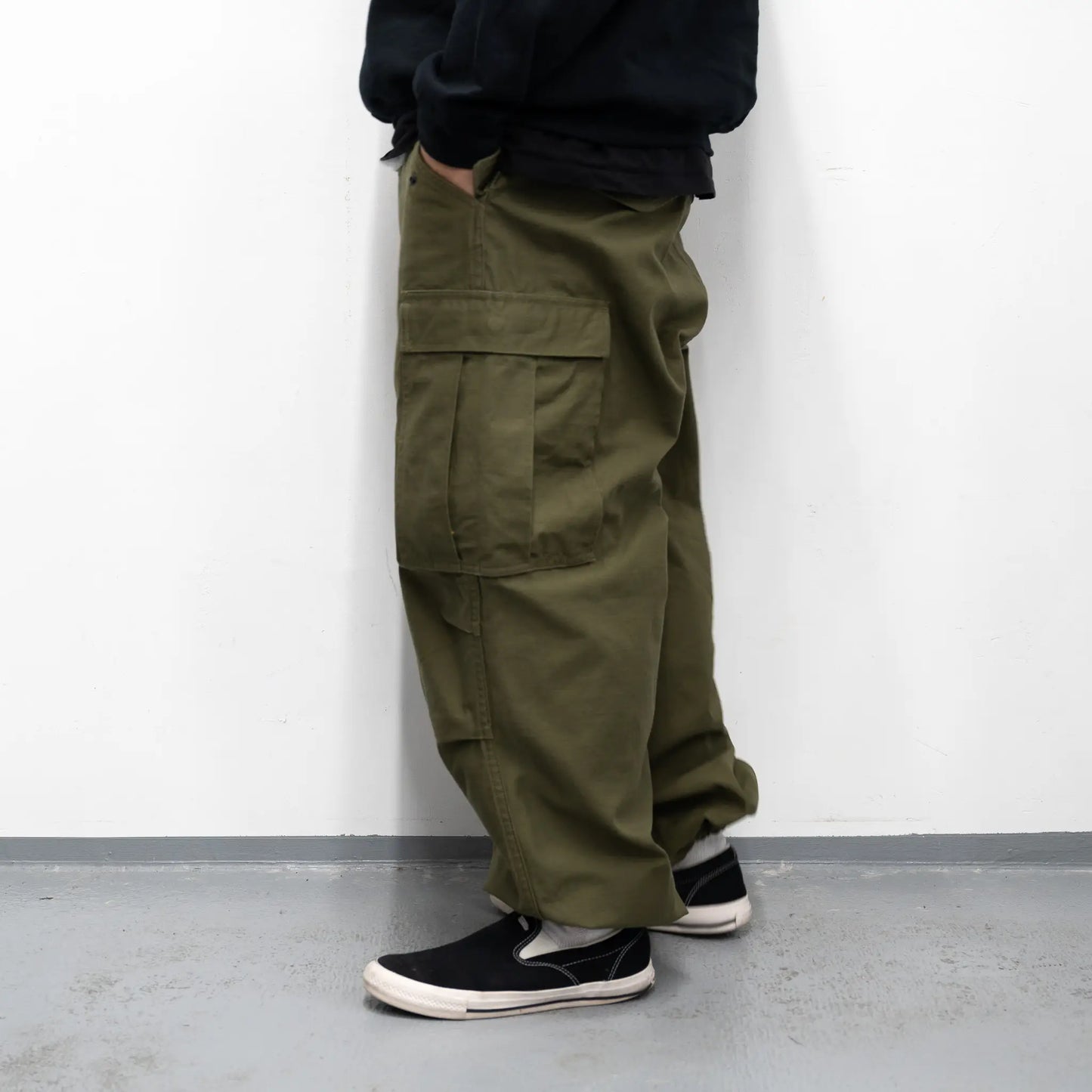 BUZZ RICKSON'Sの名作カーゴパンツ「M-1951 FIELD SHELL TROUSERS SHORT LENGTH - OLIVE DRAB（BR41962）」の裾を絞った着用写真