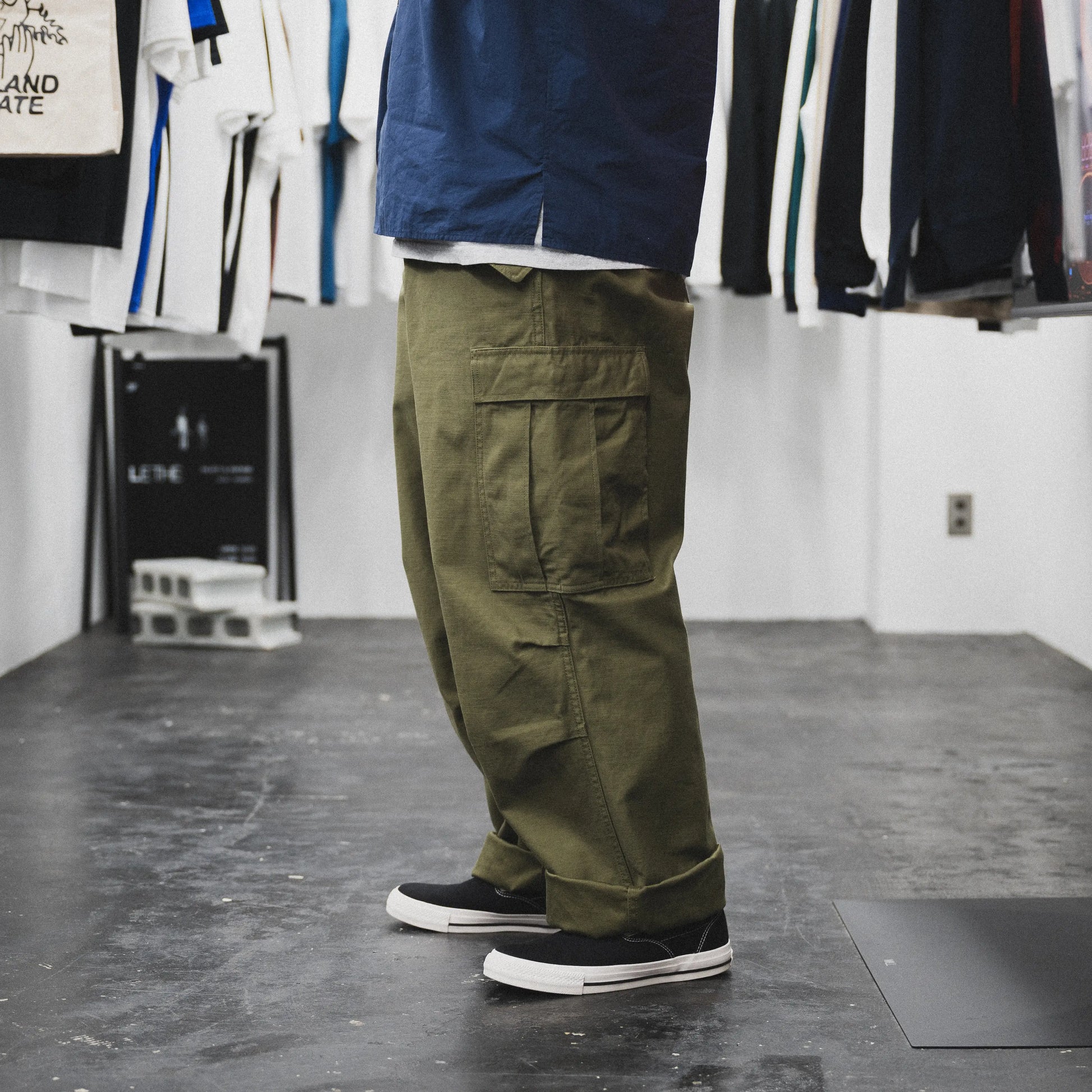 BUZZ RICKSON'Sの名作カーゴパンツ「M-1951 FIELD SHELL TROUSERS SHORT LENGTH - OLIVE DRAB（BR41962）」の裾を折り返した側面からの着用写真