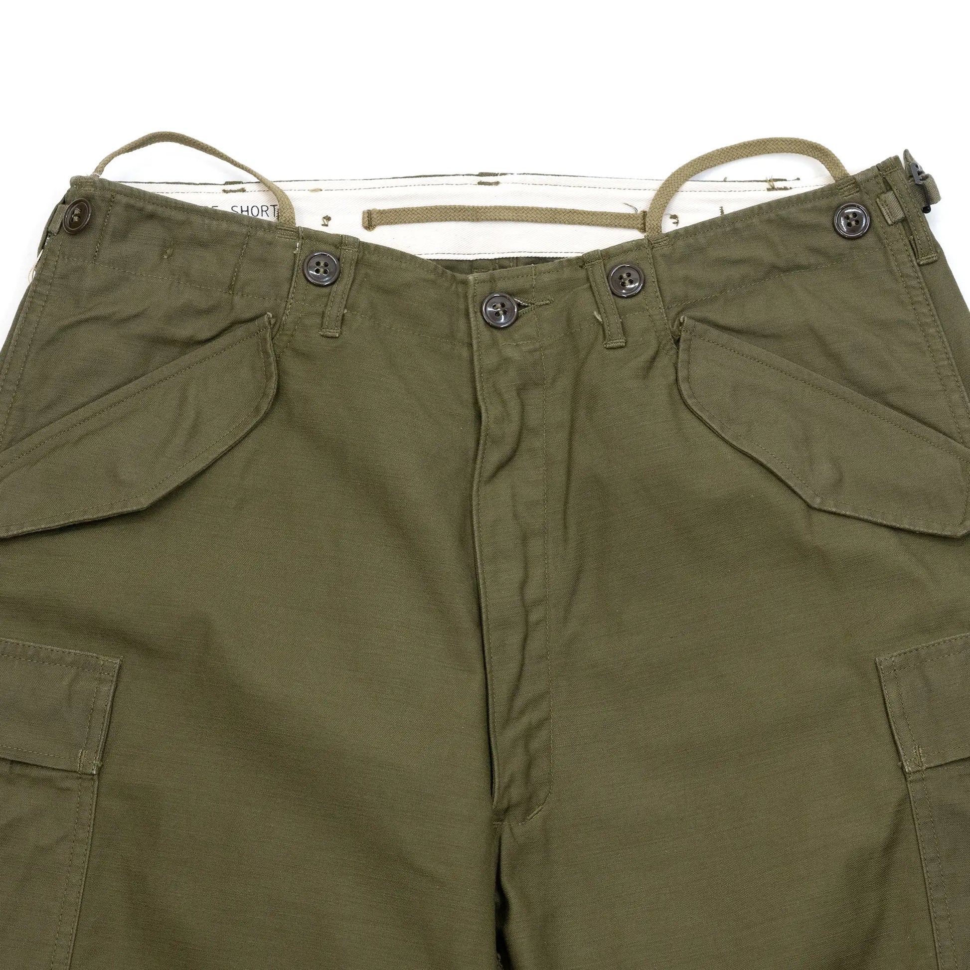 BUZZ RICKSON'Sの名作カーゴパンツ「M-1951 FIELD SHELL TROUSERS SHORT LENGTH - OLIVE DRAB（BR41962）」のウエスト周りの商品写真