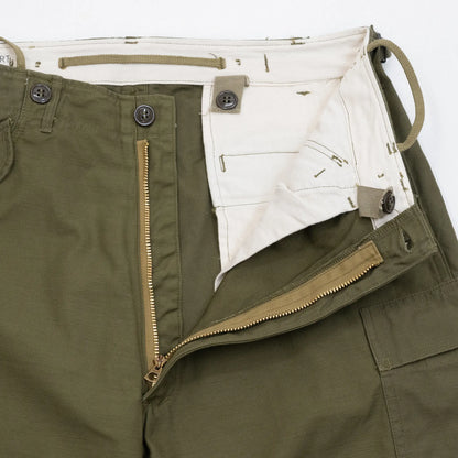 BUZZ RICKSON'Sの名作カーゴパンツ「M-1951 FIELD SHELL TROUSERS SHORT LENGTH - OLIVE DRAB（BR41962）」のジップ部分の商品写真