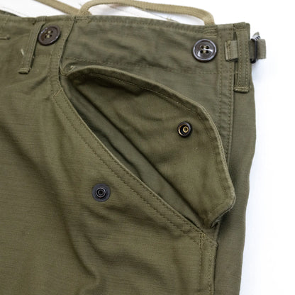 BUZZ RICKSON'Sの名作カーゴパンツ「M-1951 FIELD SHELL TROUSERS SHORT LENGTH - OLIVE DRAB（BR41962）」のフロントフラップポケットの写真