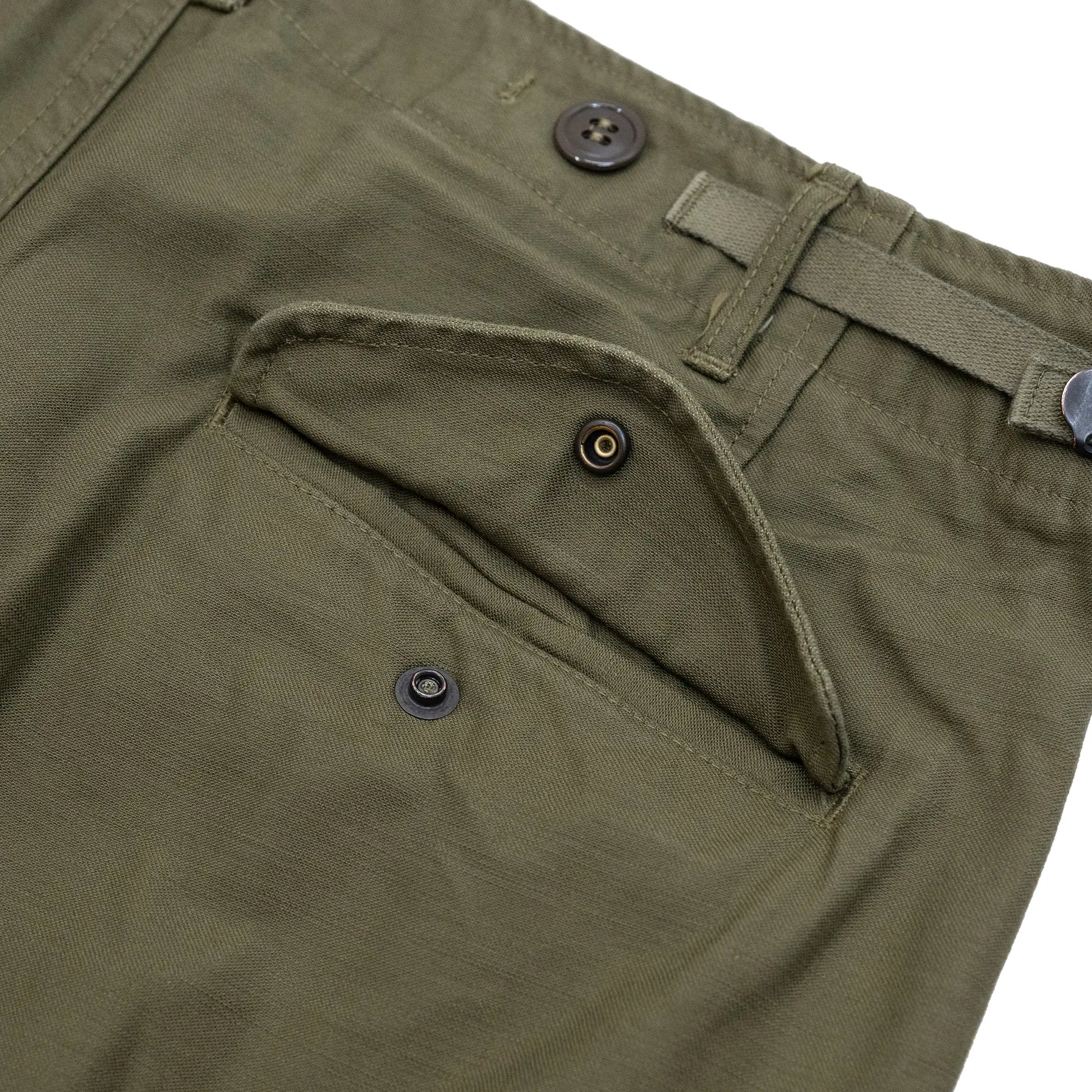 BUZZ RICKSON'Sの名作カーゴパンツ「M-1951 FIELD SHELL TROUSERS SHORT LENGTH - OLIVE DRAB（BR41962）」の背面のフラップポケットの写真