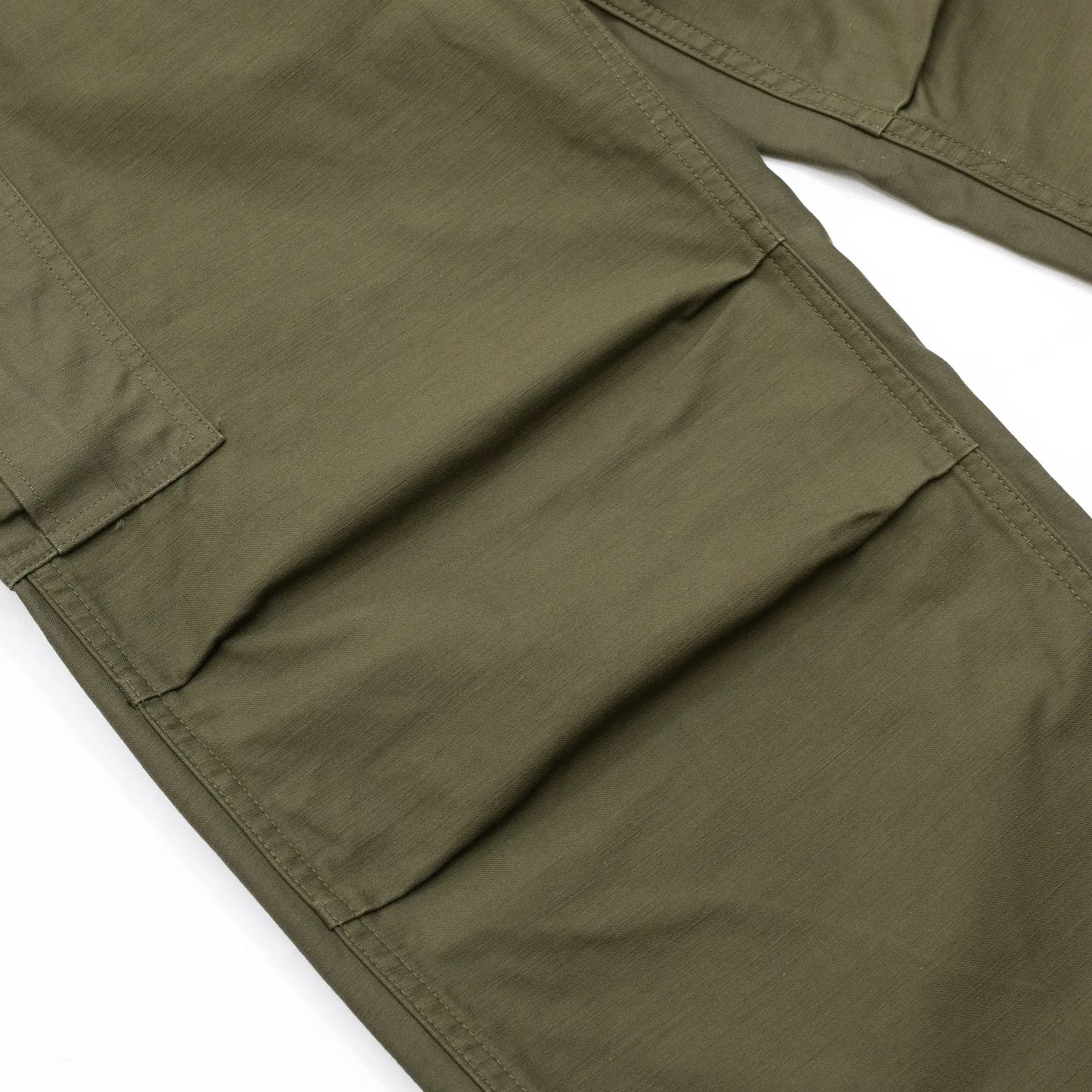 BUZZ RICKSON'Sの名作カーゴパンツ「M-1951 FIELD SHELL TROUSERS SHORT LENGTH - OLIVE DRAB（BR41962）」の膝の切り返しの写真