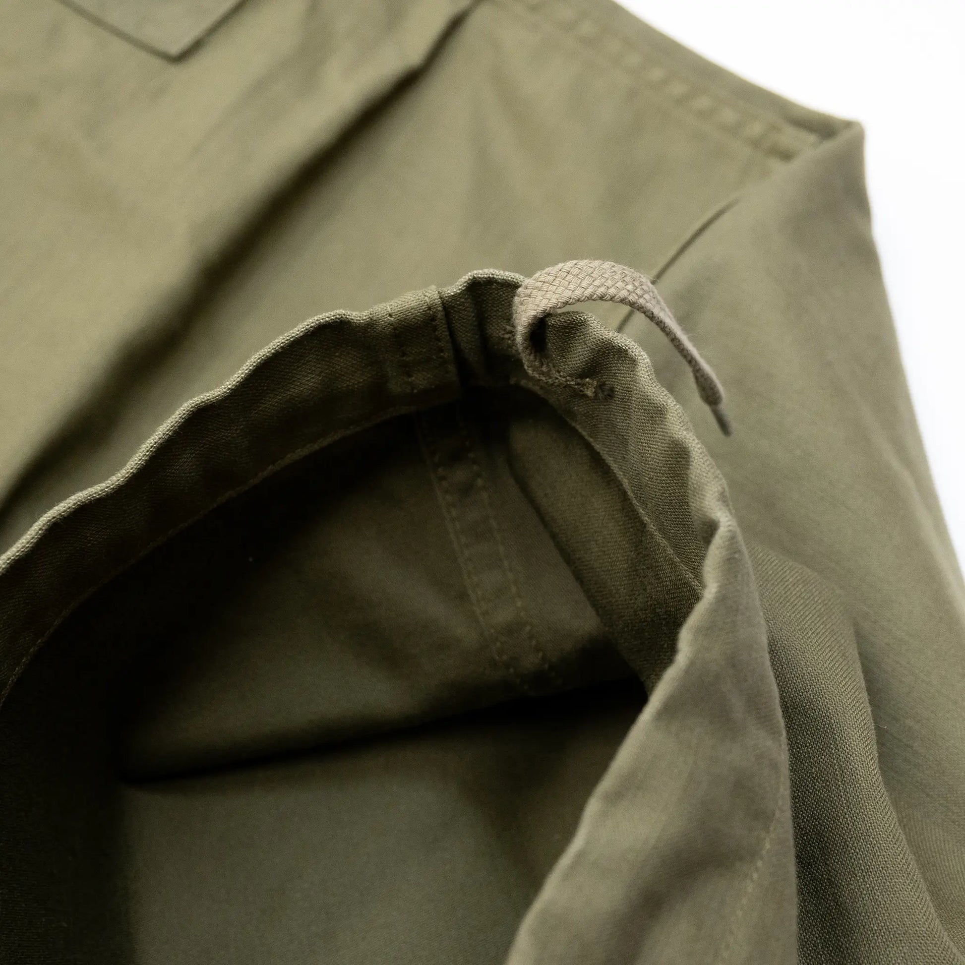 BUZZ RICKSON'Sの名作カーゴパンツ「M-1951 FIELD SHELL TROUSERS SHORT LENGTH - OLIVE DRAB（BR41962）」の裾のドローコードの写真