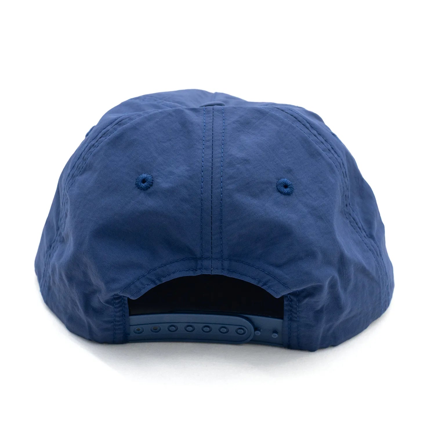 フロントに刺繍ロゴが入ったPOETS(ポエッツ)のナイロンキャップ「CAPPY CAP」のNAVYカラーの背面からの商品写真