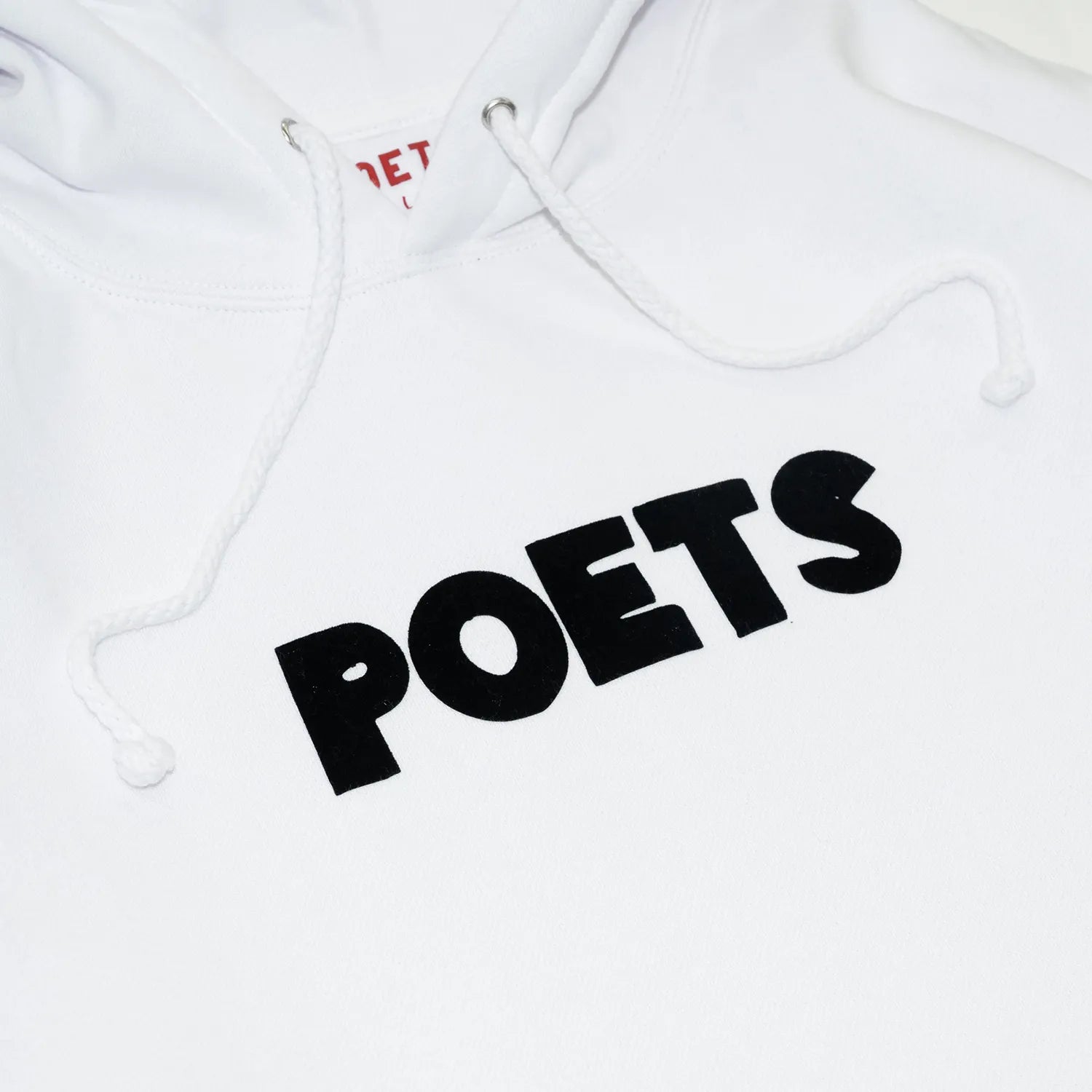 フロントにフェルト地のロゴデザインが入るPOETS(ポエッツ)のパーカー・フーディ「CUCKOO HOODIE」の「WHITE」カラーのフロントデザインの写真