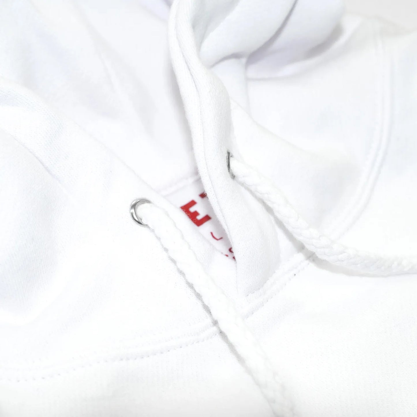フロントにフェルト地のロゴデザインが入るPOETS(ポエッツ)のパーカー・フーディ「CUCKOO HOODIE」の「WHITE」カラーのドローコードの写真
