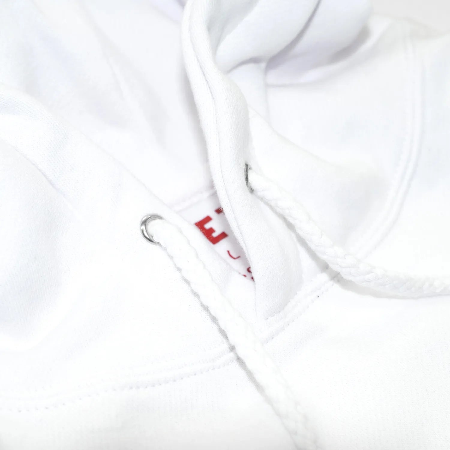 フロントにフェルト地のロゴデザインが入るPOETS(ポエッツ)のパーカー・フーディ「CUCKOO HOODIE」の「WHITE」カラーのドローコードの写真