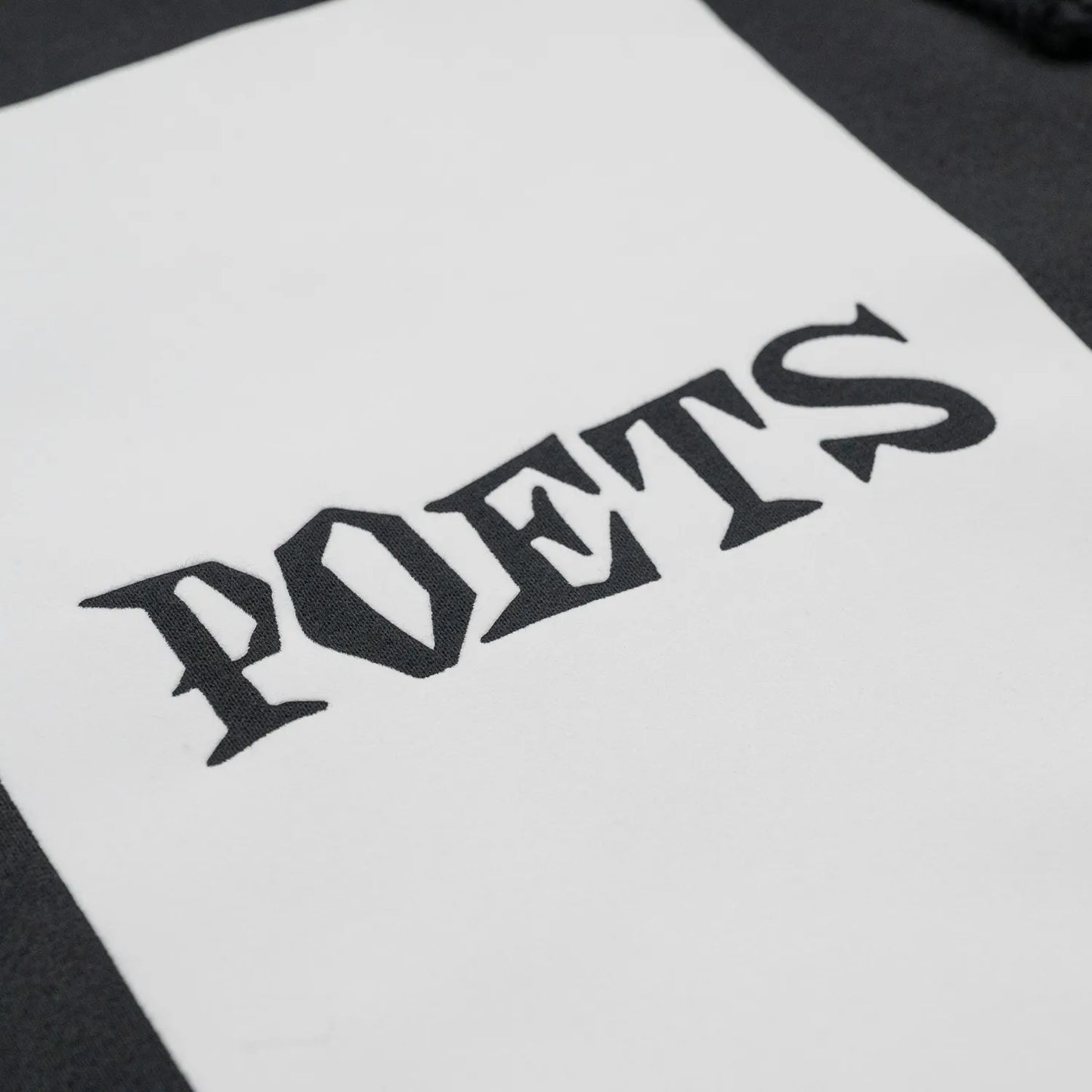 POETS(ポエッツ)のフロントに大きくデザインがフェルトプリントされた肉厚なパーカー「D&G SCREENED HOODIE」のBLACKカラーのフロントデザインの写真