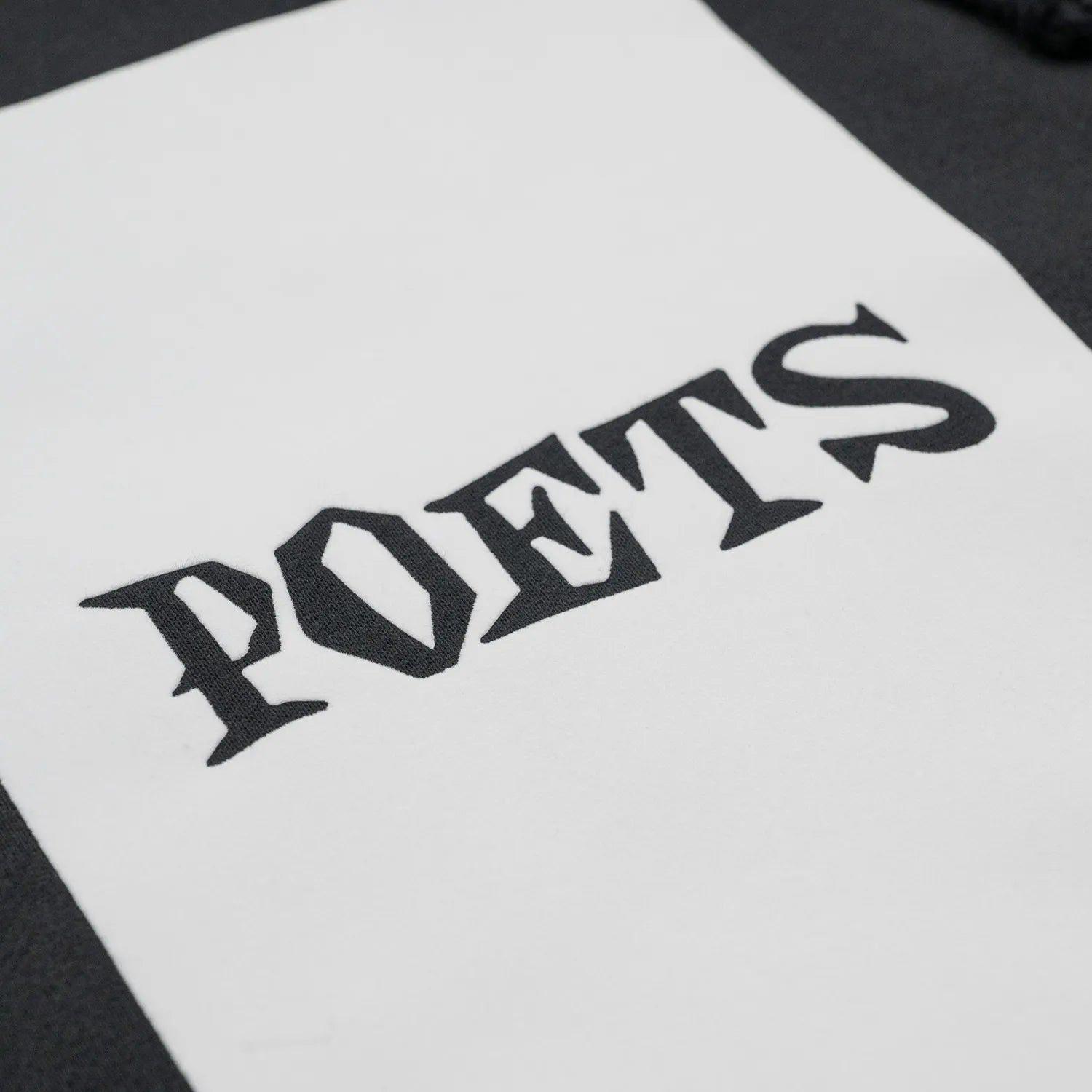 POETS(ポエッツ)のフロントに大きくデザインがフェルトプリントされた肉厚なパーカー「D&G SCREENED HOODIE」のBLACKカラーのフロントデザインの写真