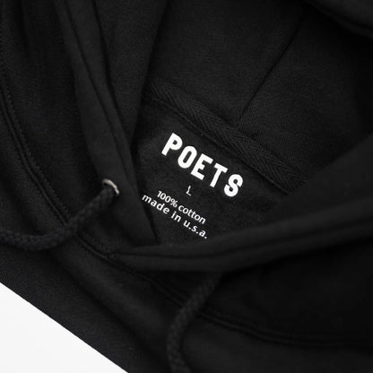 POETS(ポエッツ)のフロントに大きくデザインがフェルトプリントされた肉厚なパーカー「D&G SCREENED HOODIE」のBLACKカラーの襟元の写真