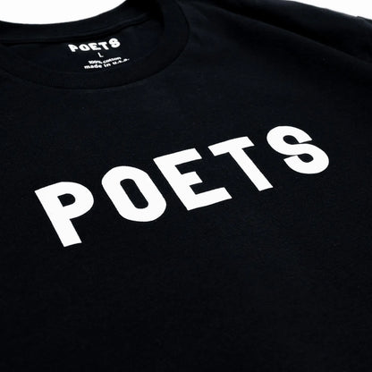 フロントにフェルト地のプリントデザインが入るPOETS(ポエッツ)のTシャツ「POETS OG POETS FLOCKED TEE」の「BLACK/WHITE」カラーのフロントデザインの写真