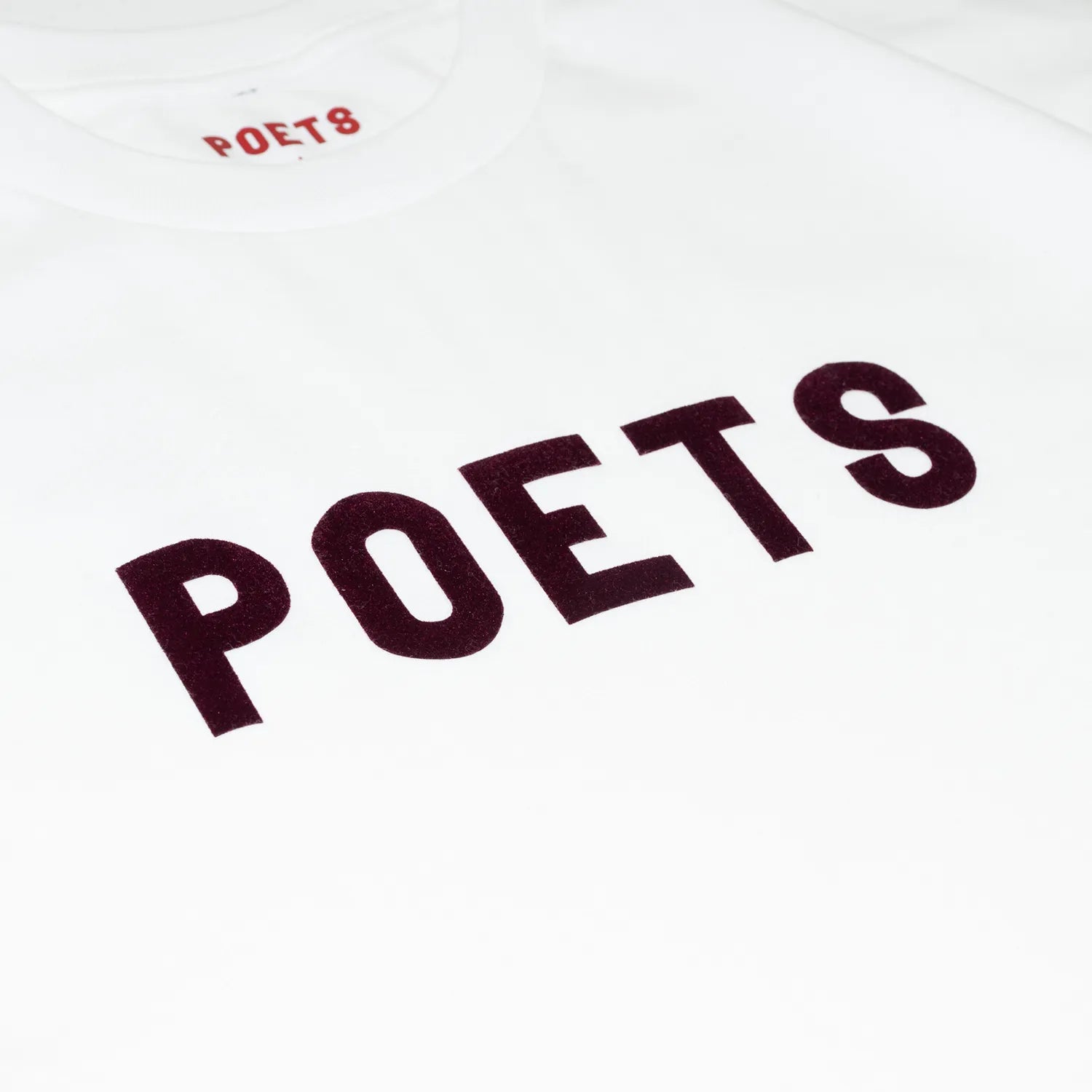 フロントにフェルト地のプリントデザインが入るPOETS(ポエッツ)のTシャツ「POETS OG POETS FLOCKED TEE」の「WHITE/BURGANDY」カラーのフロントデザインの写真