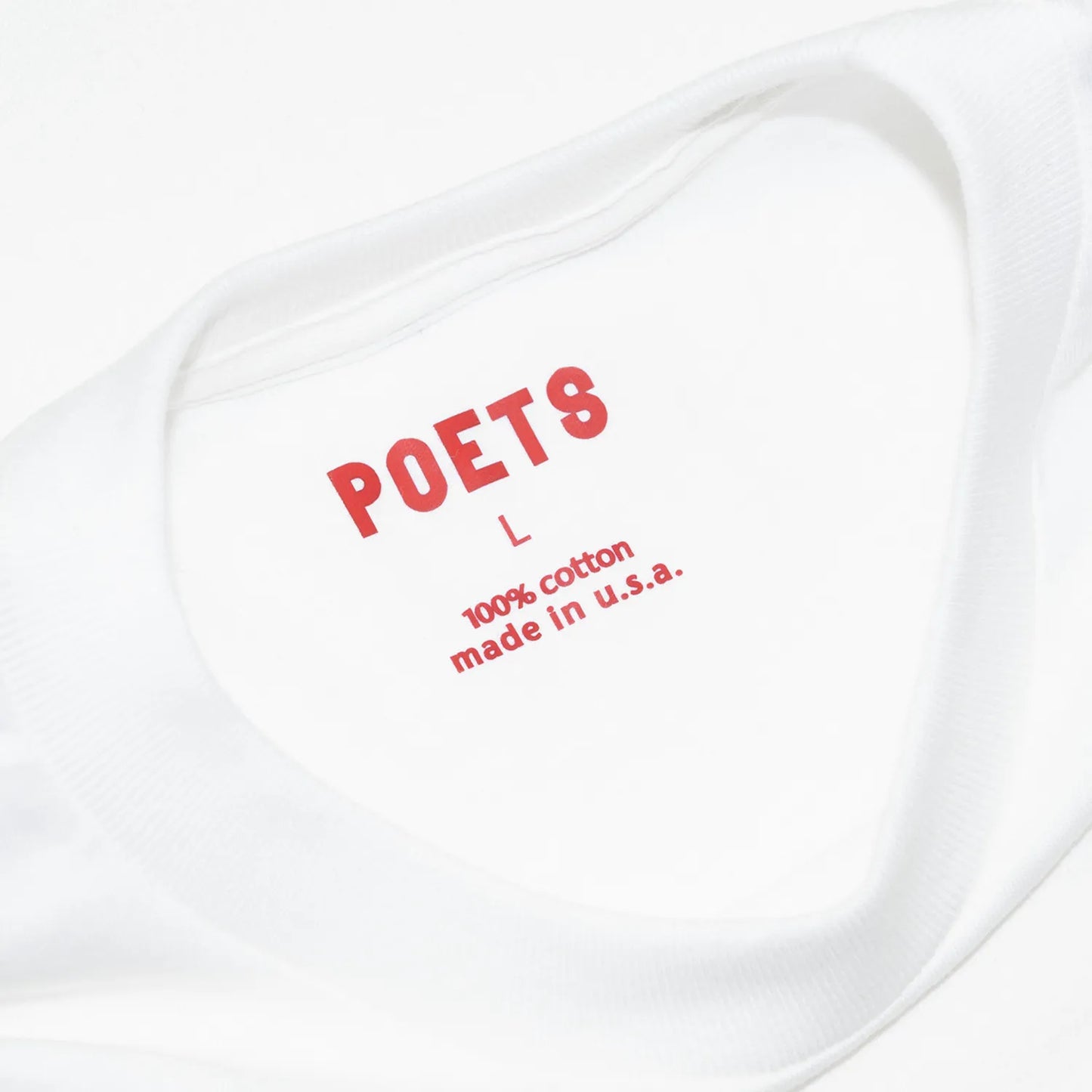 フロントにフェルト地のプリントデザインが入るPOETS(ポエッツ)のTシャツ「POETS OG POETS FLOCKED TEE」の「WHITE/BURGANDY」カラーの襟部分の写真