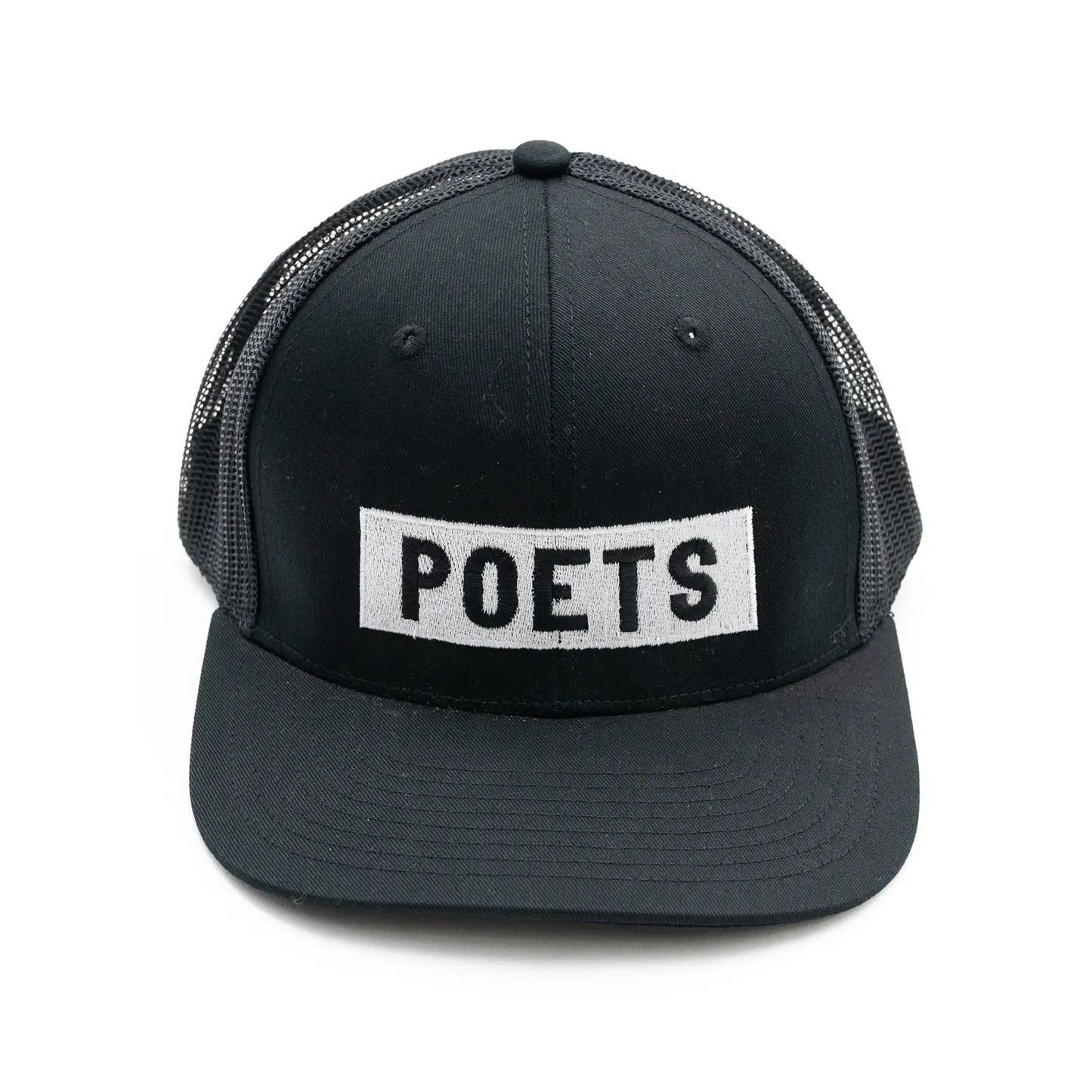 フロントにボックスロゴの刺繍がされたPOETS(ポエッツ)のトラッカーキャップ(メッシュキャップ)「LINCOLN TRUCKER CAP」のBLACKカラーの正面からの商品写真