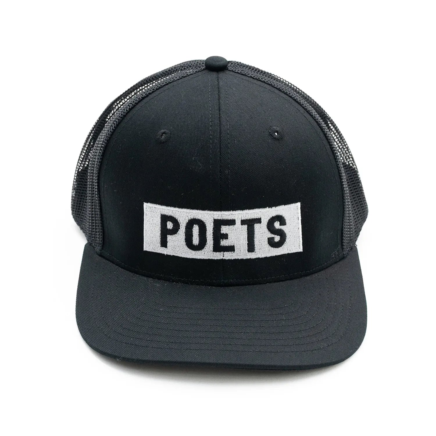 フロントにボックスロゴの刺繍がされたPOETS(ポエッツ)のトラッカーキャップ(メッシュキャップ)「LINCOLN TRUCKER CAP」のBLACKカラーの正面からの商品写真