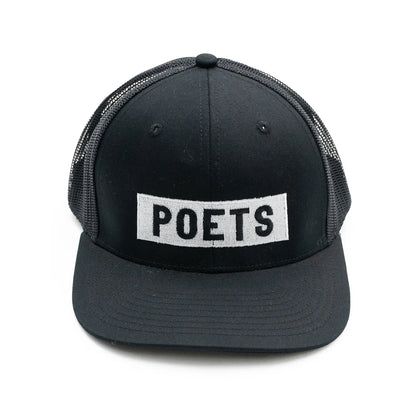 フロントにボックスロゴの刺繍がされたPOETS(ポエッツ)のトラッカーキャップ(メッシュキャップ)「LINCOLN TRUCKER CAP」のBLACKカラーの正面からの商品写真