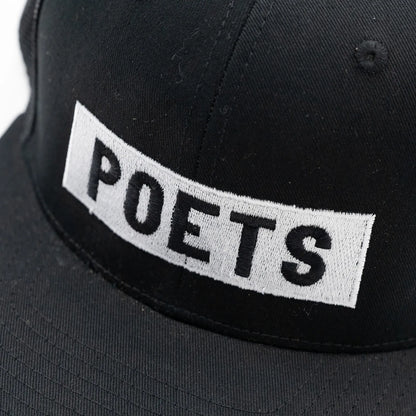 フロントにボックスロゴの刺繍がされたPOETS(ポエッツ)のトラッカーキャップ(メッシュキャップ)「LINCOLN TRUCKER CAP」のBLACKカラーのフロントデザインの写真
