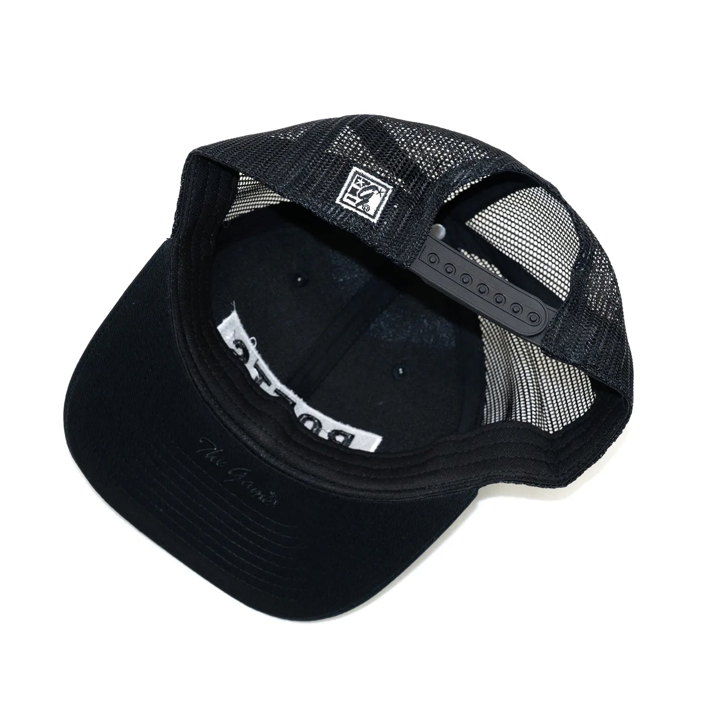 フロントにボックスロゴの刺繍がされたPOETS(ポエッツ)のトラッカーキャップ(メッシュキャップ)「LINCOLN TRUCKER CAP」のBLACKカラーの被り口の写真