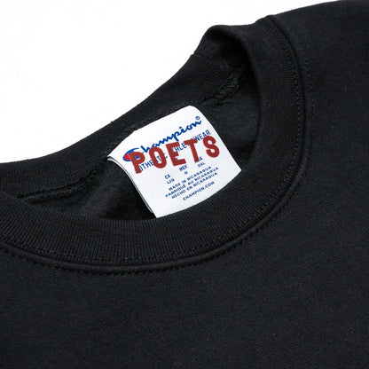 フロントにブランドロゴがフロッキープリントされたPOETS(ポエッツ)のスエット「OG FLOCKED CHAMPION CREW SWEAT」のBLACKカラーの襟元の写真
