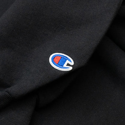 フロントにブランドロゴがフロッキープリントされたPOETS(ポエッツ)のスエット「OG FLOCKED CHAMPION CREW SWEAT」のBLACKカラーの左袖に入ったボディブランドのロゴ写真