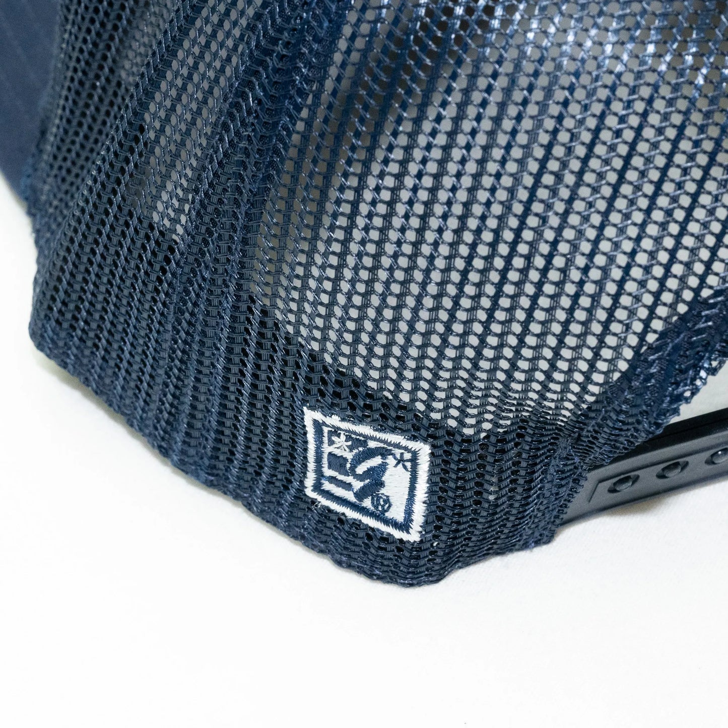 POETS(ポエッツ)のトラッカーメッシュキャップ「OG SPLIT TRUCKER CAP」のNAVYカラーの「The Game社」のロゴ写真