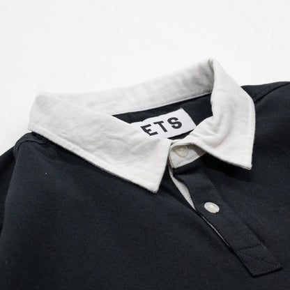 POETS(ポエッツ)の肉厚な生地を使用した2ボタンラガーシャツ「RUGBY WITH EMBROIDERED LOGO」のBLACKカラーの襟元の写真