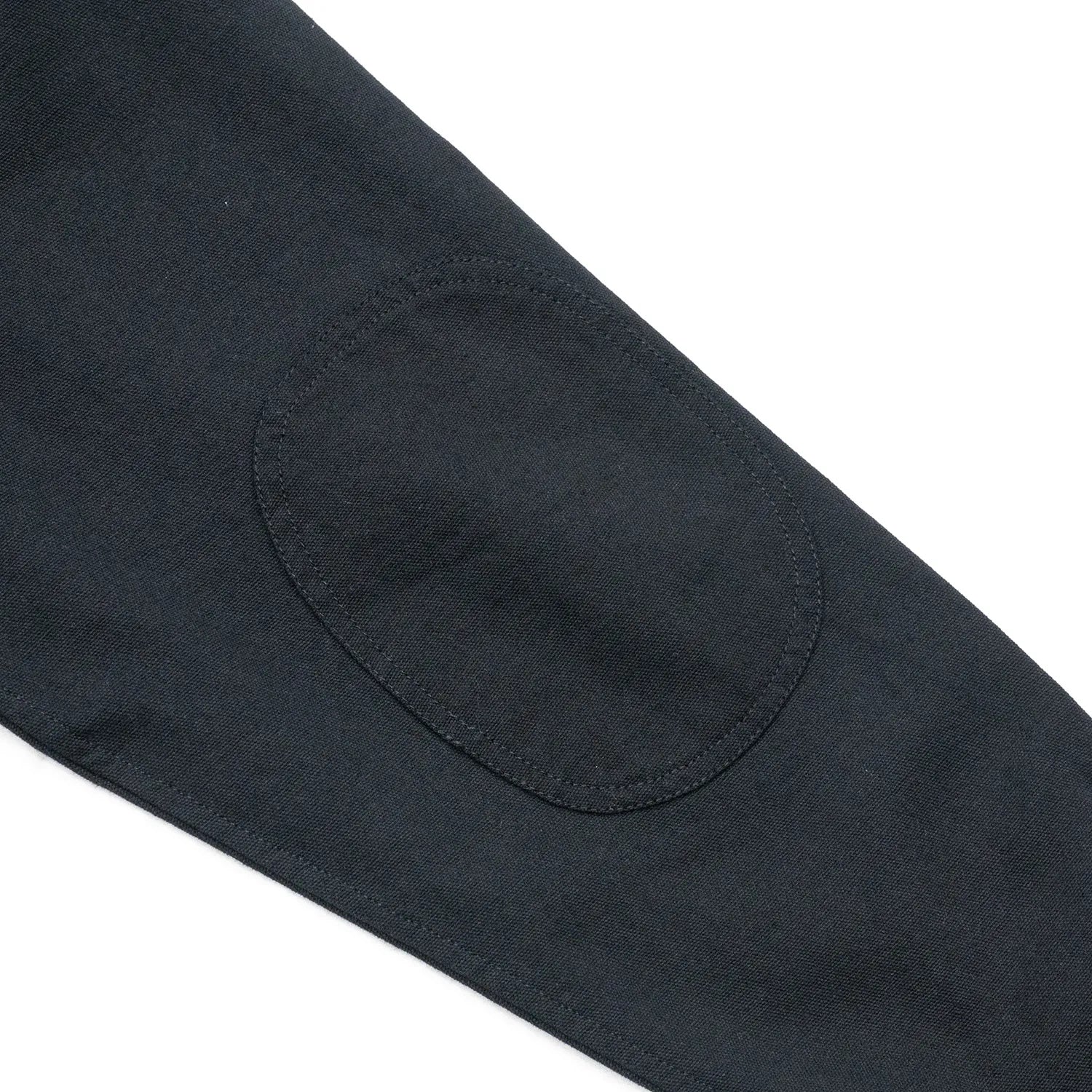 POETS(ポエッツ)の肉厚な生地を使用した2ボタンラガーシャツ「RUGBY WITH EMBROIDERED LOGO」のBLACKカラーのエルボーパッチの写真