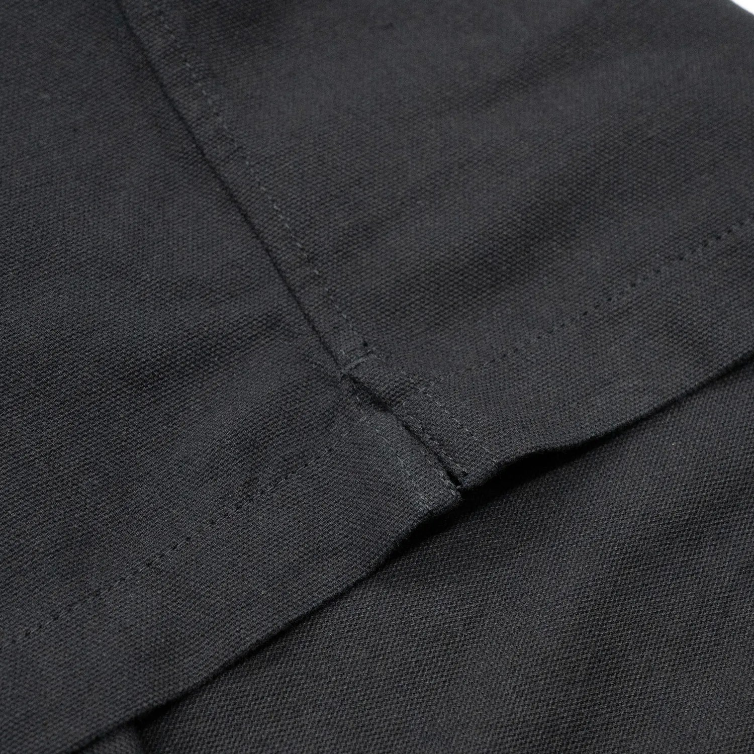 POETS(ポエッツ)の肉厚な生地を使用した2ボタンラガーシャツ「RUGBY WITH EMBROIDERED LOGO」のBLACKカラーの脇裾のスリット加工の写真