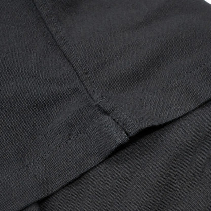 POETS(ポエッツ)の肉厚な生地を使用した2ボタンラガーシャツ「RUGBY WITH EMBROIDERED LOGO」のBLACKカラーの脇裾のスリット加工の写真