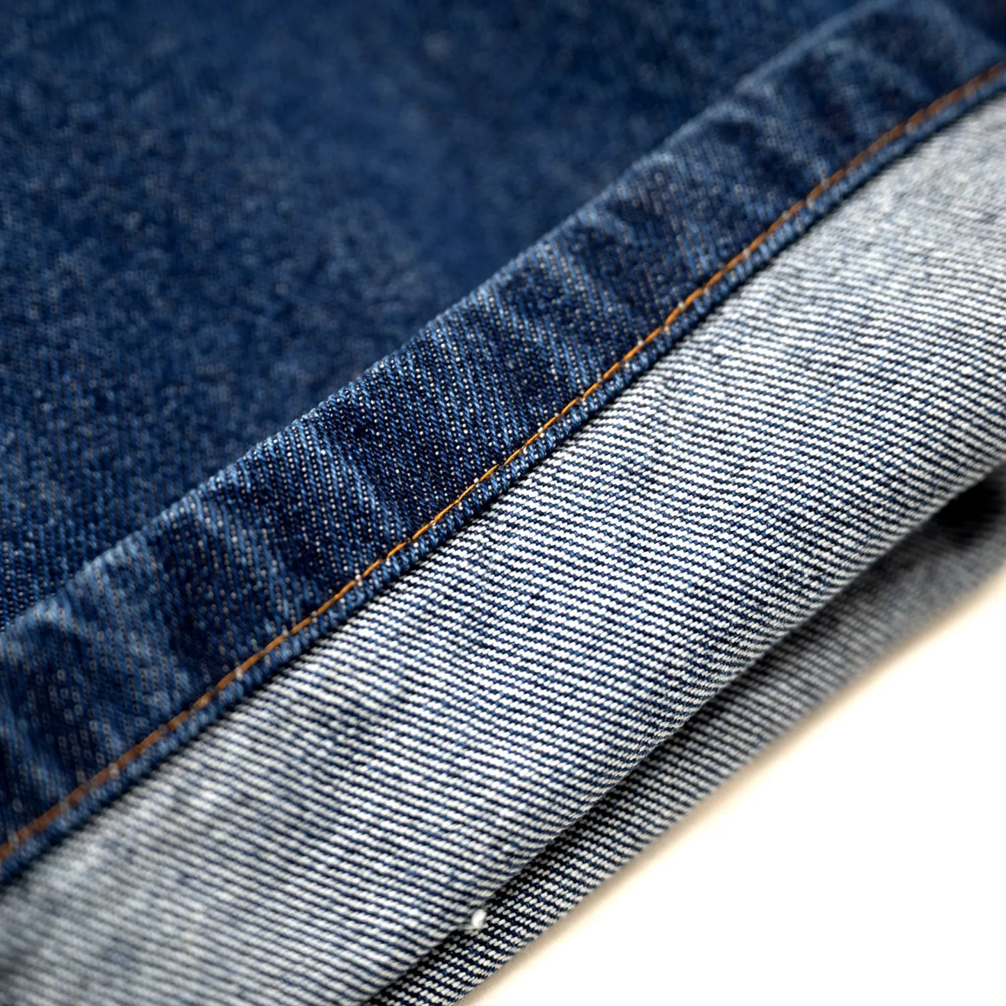 90’sストリートの空気感を色濃く残した極太シルエットが特徴のPolar Skate Co.(ポーラー)を代表する名作 「BIG BOY PANTS」のDARK BLUEカラーの裾を折り返した写真