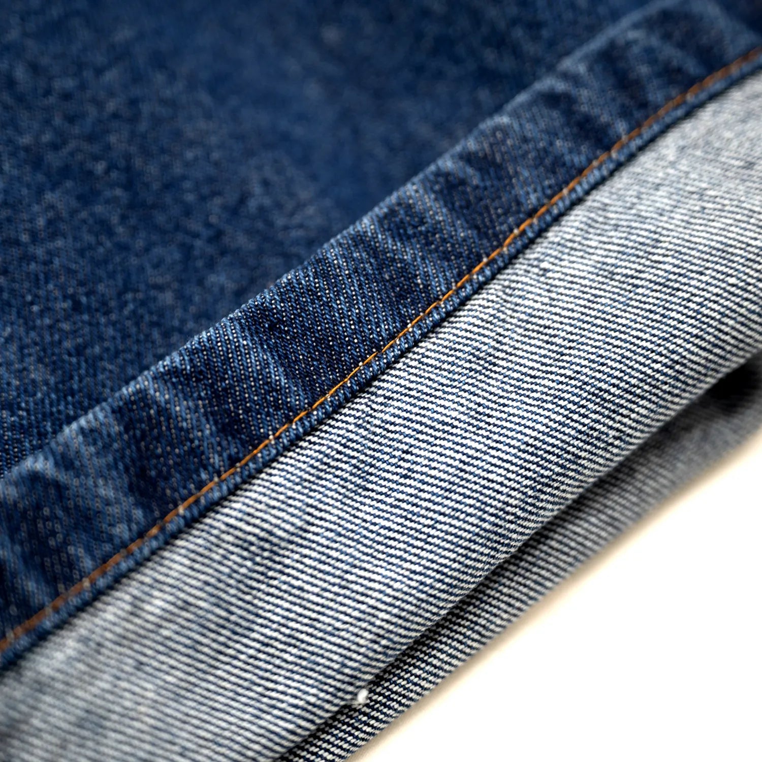 90’sストリートの空気感を色濃く残した極太シルエットが特徴のPolar Skate Co.(ポーラー)を代表する名作 「BIG BOY PANTS」のDARK BLUEカラーの裾を折り返した写真