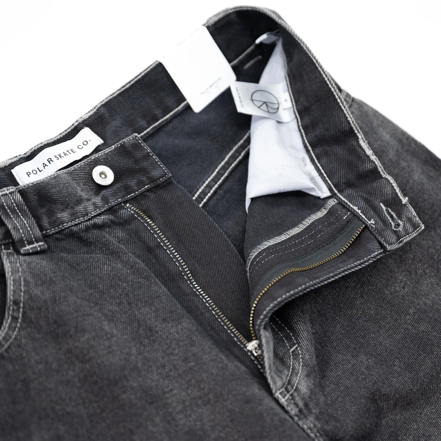 90’sストリートの空気感を色濃く残した極太シルエットが特徴のPolar Skate Co.(ポーラー)を代表する名作 「BIG BOY PANTS」のSILVER BLACKカラーのフロントジップの写真
