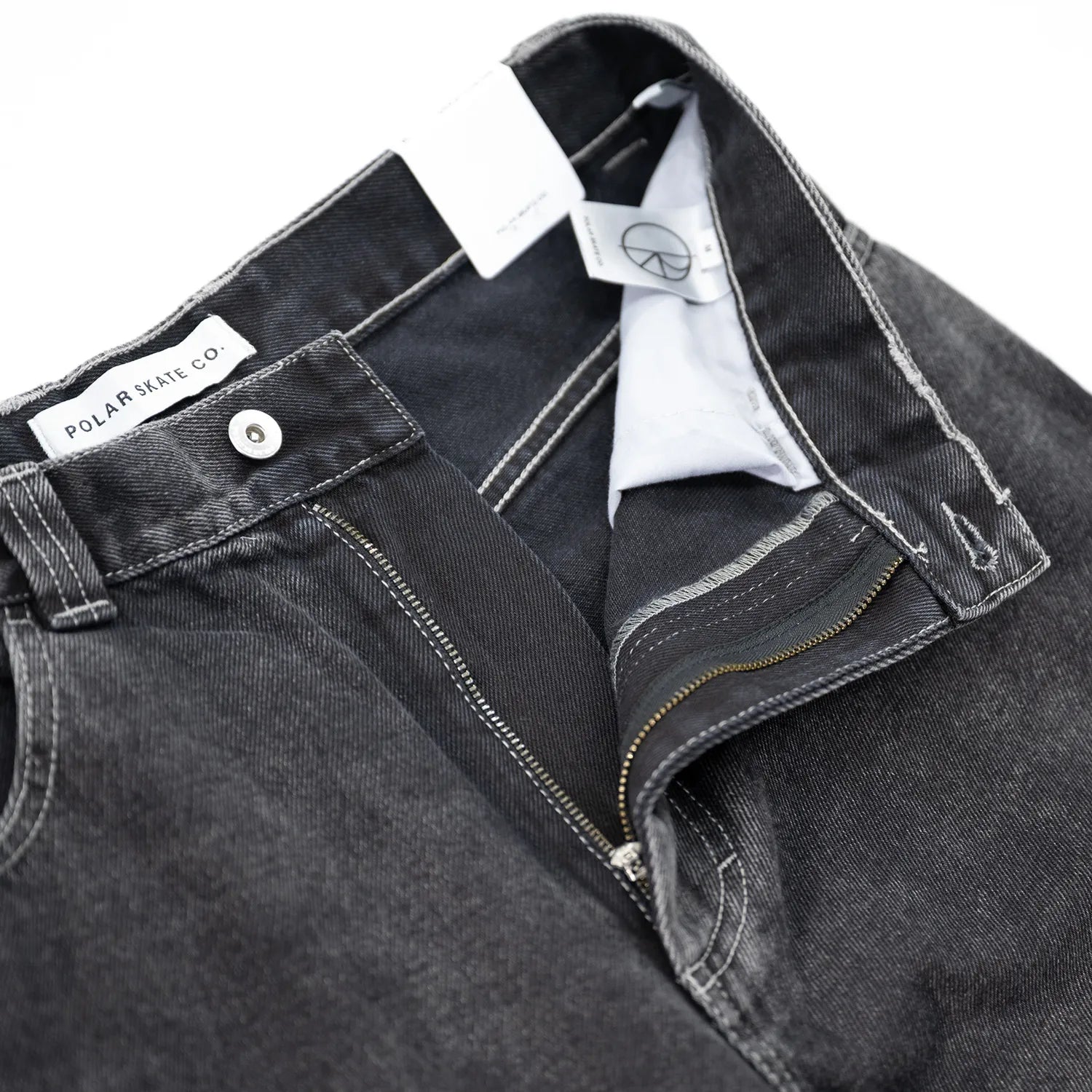 90’sストリートの空気感を色濃く残した極太シルエットが特徴のPolar Skate Co.(ポーラー)を代表する名作 「BIG BOY PANTS」のSILVER BLACKカラーのフロントジップの写真