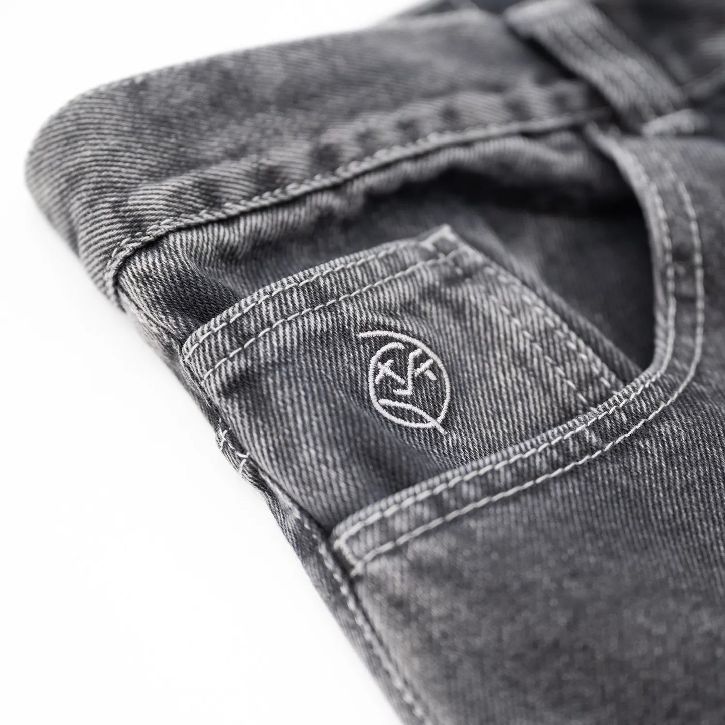 90’sストリートの空気感を色濃く残した極太シルエットが特徴のPolar Skate Co.(ポーラー)を代表する名作 「BIG BOY PANTS」のSILVER BLACKカラーのフロント右ポケットの刺繍デザインの写真