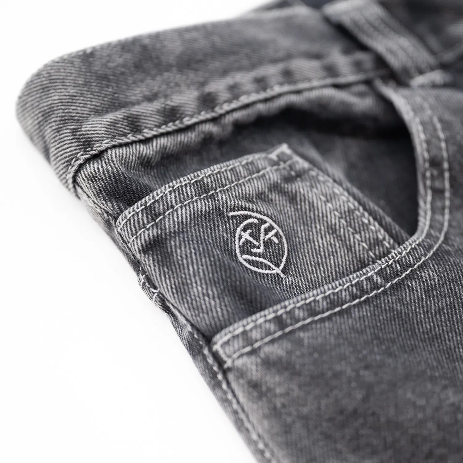 90’sストリートの空気感を色濃く残した極太シルエットが特徴のPolar Skate Co.(ポーラー)を代表する名作 「BIG BOY PANTS」のSILVER BLACKカラーのフロント右ポケットの刺繍デザインの写真