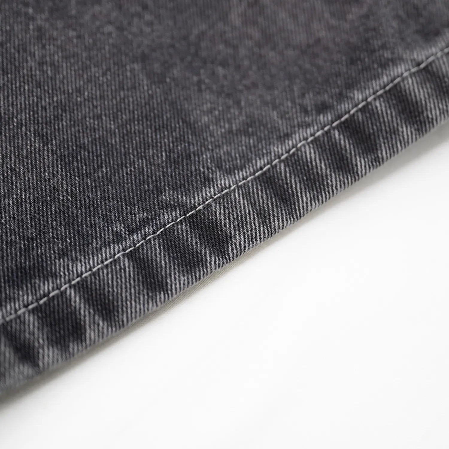 90’sストリートの空気感を色濃く残した極太シルエットが特徴のPolar Skate Co.(ポーラー)を代表する名作 「BIG BOY PANTS」のSILVER BLACKカラーの裾部の写真