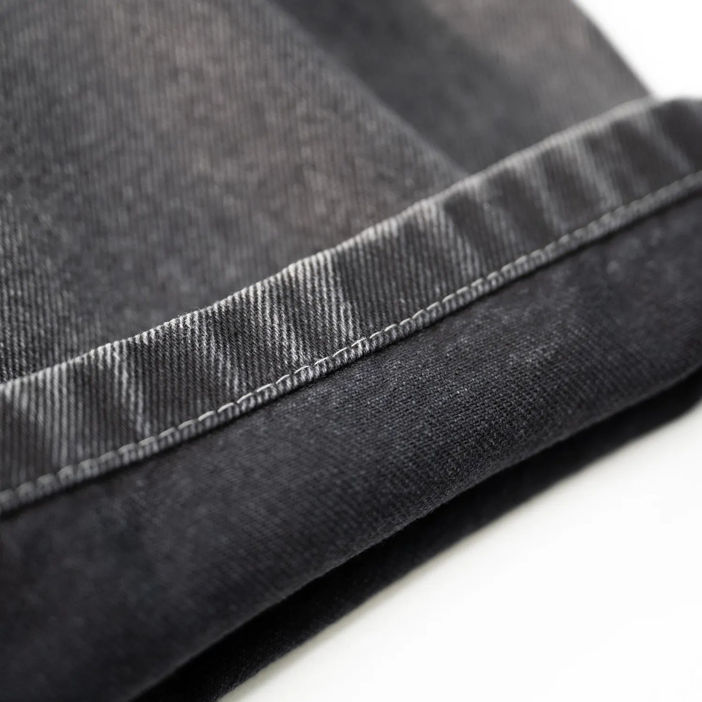 90’sストリートの空気感を色濃く残した極太シルエットが特徴のPolar Skate Co.(ポーラー)を代表する名作 「BIG BOY PANTS」のSILVER BLACKカラーの裾を折り返した写真