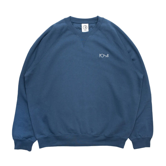 左胸にスクリプトロゴが刺繍されたPOLAR SKATE CO(ポーラー)のスエット「DEFAULT CREWNECK SWEAT」のGREY BLUEカラーの正面からの商品写真